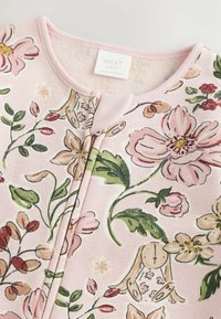 Rosa Baumwollbabykleidung mit einem floralen Muster und Kaninchen. Das Design umfasst verschiedene Blumen, Blätter und einenFrontreißverschluss.