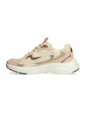 Beige en crèmekleurige vetersneaker met meshpanelen, bruine accenten, dikke witte zool en trekband aan de tong en hiel.