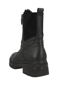 Stivaletto nero con esterno in pelle testurizzata, foderato in pelliccia sintetica, cerniera laterale e suola in gomma robusta.