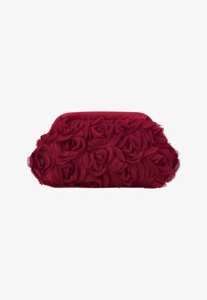 Clutchtas bedekt met gelaagde rode stofrozen, zachte textuur, afgeronde rechthoekige vorm, elegant avondaccessoire.