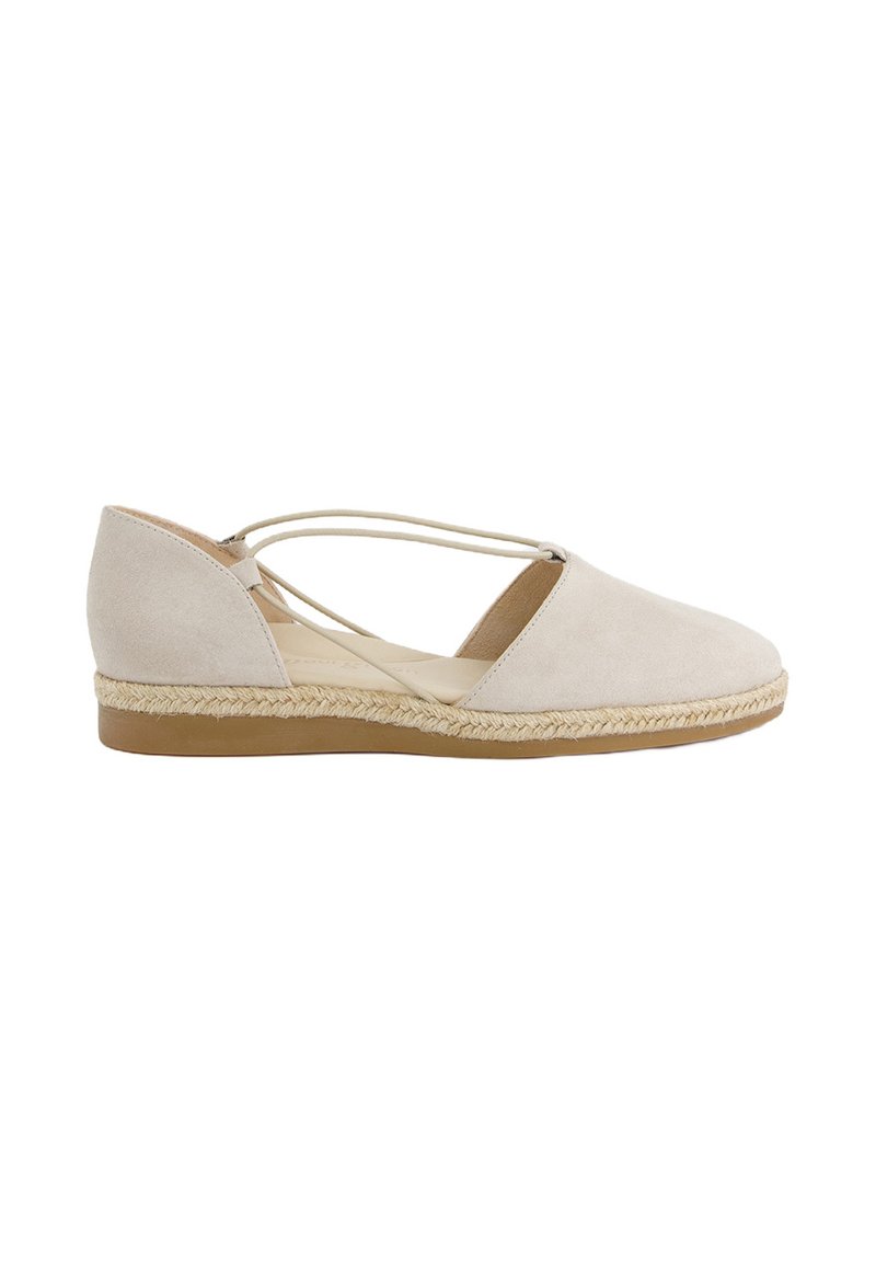 Scarpa beige in suede con una fascia incrociata elasticizzata, punta tonda e suola a zeppa avvolta in juta. Il dettaglio con ritaglio laterale migliora la traspirabilità.