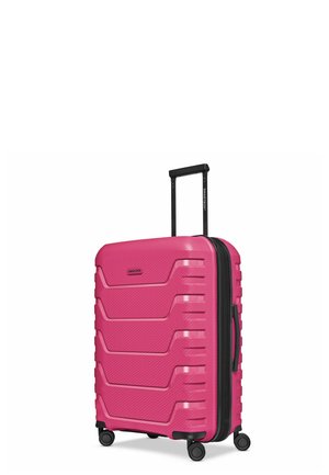 Valise rigide rose avec quatre roulettes, une poignée latérale et une poignée télescopique noire prolongée étiquetée "SMARTBOX".