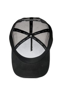 Gorra negra con un panel frontal sólido y parte trasera de malla, con etiqueta impresa en el interior que dice "THE FARM". Visera curvada y textura suave.
