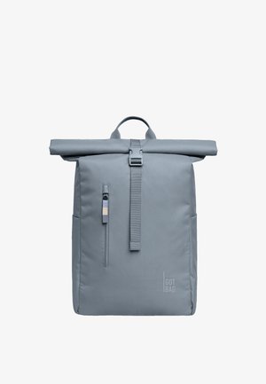 Harmaa rullalippuinen reppu, joka on valmistettu kestävästä kankaasta. Varustettu etupuolella vetoketjullisella taskulla, säädettävillä olkainstrappeilla ja yläkantokahvalla. Logo sivulla.