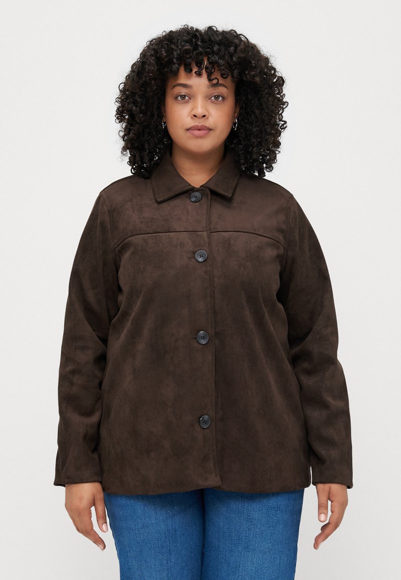 Giacca in suede marrone con colletto e cinque bottoni neri. Il design presenta una texture liscia e una vestibilità leggermente oversize.