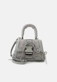 Sac à main gris avec panneaux en maille texturée, une poignée douce et un strap adjustable. Il dispose d'une fermeture à pression bien visible et de lacets.