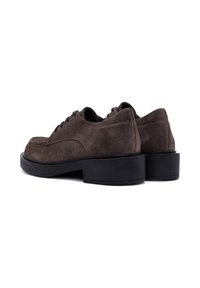 Chaussures en suède marron à lacets avec un bout rond et une semelle en caoutchouc noir. Présentent des lacets plats noirs et une finition mate lisse.