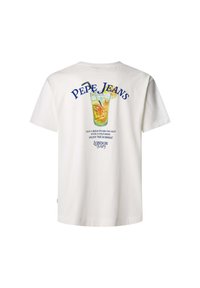 Biely bavlnený tričko s farebnou grafikou nápoja na chrbte, s nápisom "PEPE JEANS" v modrej farbe nad ním a textom nižšie.