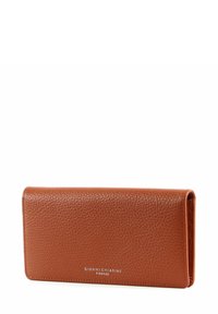 Portefeuille en cuir marron avec une finition texturée, doté d'une forme rectangulaire et d'un logo de marque embossé sur le devant. Fermé, sans qu'aucune pièce de quincaillerie ne soit visible.