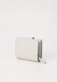 Kompakt lommebok i lys grå teksturert skinn med en sikker klaffelukking og glidelåsdetalj. Har flere kortlommer og et minimalistisk design.