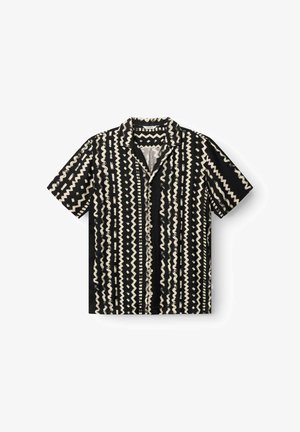 Schwarz-cremefarbenes Hemd mit kurzen Ärmeln, das Zickzack- und Diamantmuster aufweist, mit einer Knopfleiste vorne und einem entspannten Kragen-Design.
