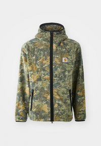 Jachetă din fleece cu un model de camuflaj în tonuri de verde, maro și galben, cu fermoar frontal, glugă ajustabilă și buzunare laterale cu fermoar.