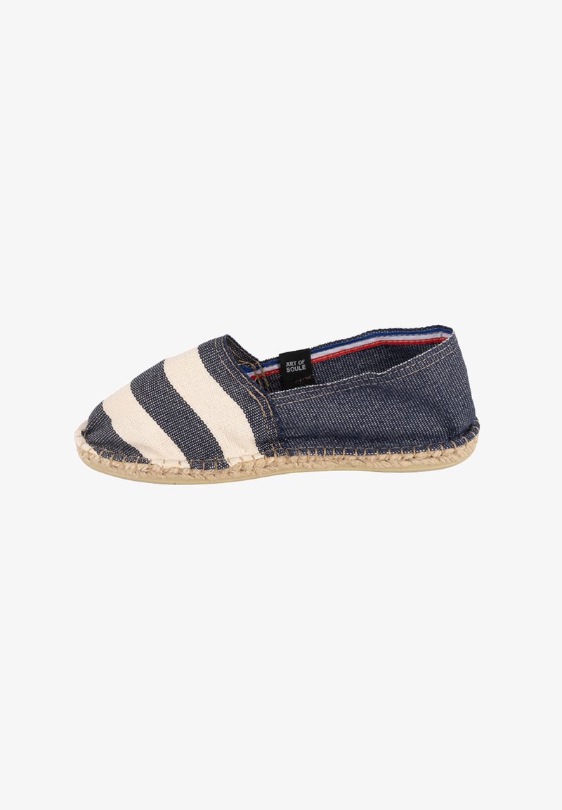 Espadrille bleu marine avec une tige en toile rayée, une semelle en jute tressée et un bout arrondi. Étiquette « ART OF SOULE » visible sur le côté.