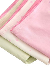 Tre bomuldsunderbukser: pastelfarvet pink, lysegrøn og creme, hver med en bølget blonderand og stjernemønster på den cremefarvede.