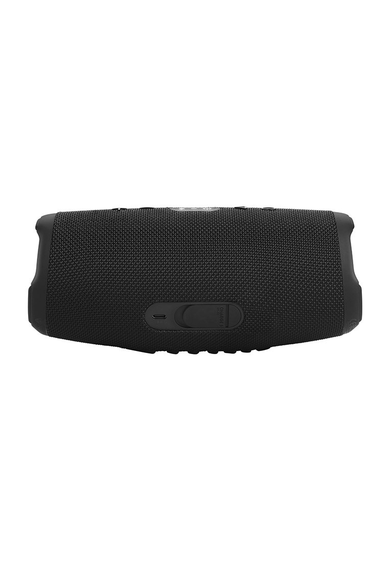 Schwarzer tragbarer Bluetooth-Lautsprecher mit strukturiertem Stoffoberfläche, Gummikappen an den Enden und einem Ladeanschluss, der vorne von einer gleitenden Klappe abgedeckt ist.