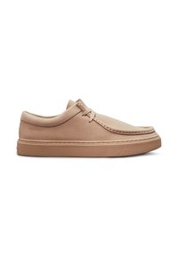 Scarpe casual in pelle beige con punta rotonda, dettagli cuciti e suola piatta in gomma, con un branding minimale sul lato.
