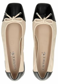 Ballerine con un corpo in pelle beige, punta in vernice nera e un fiocco decorativo. Presentano dettagli argentati sul fiocco.