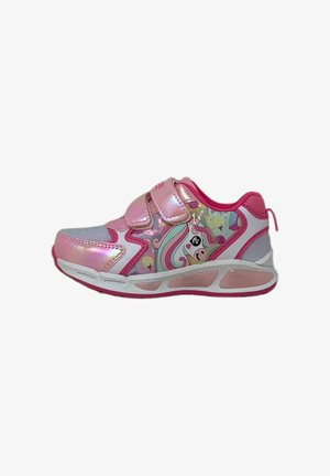 Sneakers per bambini rosa con colletto imbottito, materiale lucido, cinturini in velcro e un design di unicorno con accenti colorati sui lati.