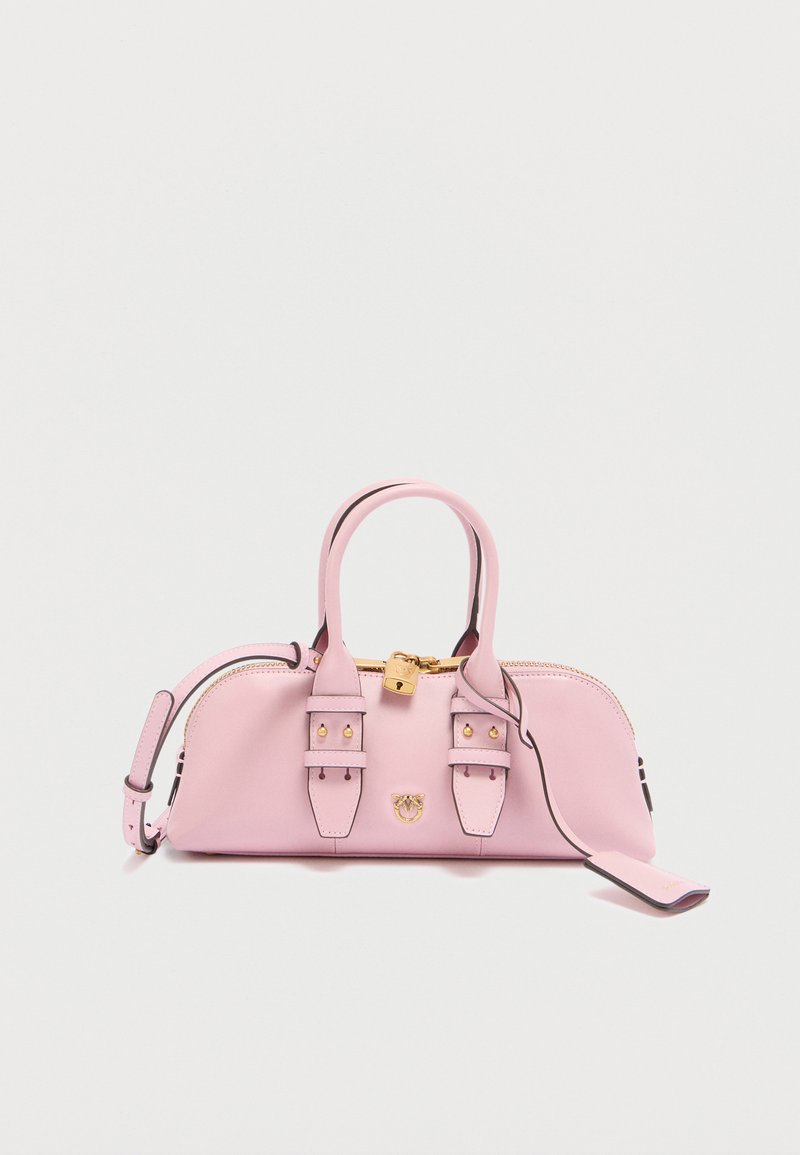 Ροζ δερμάτινη γυναικεία τσάντα με χρυσές μεταλλικές λεπτομέρειες, διπλές λαβές και ρυθμιζόμενο λουρί. Διαθέτει διακοσμητικές λουρίδες και κλείσιμο με φερμουάρ. Συμπαγές σχέδιο.