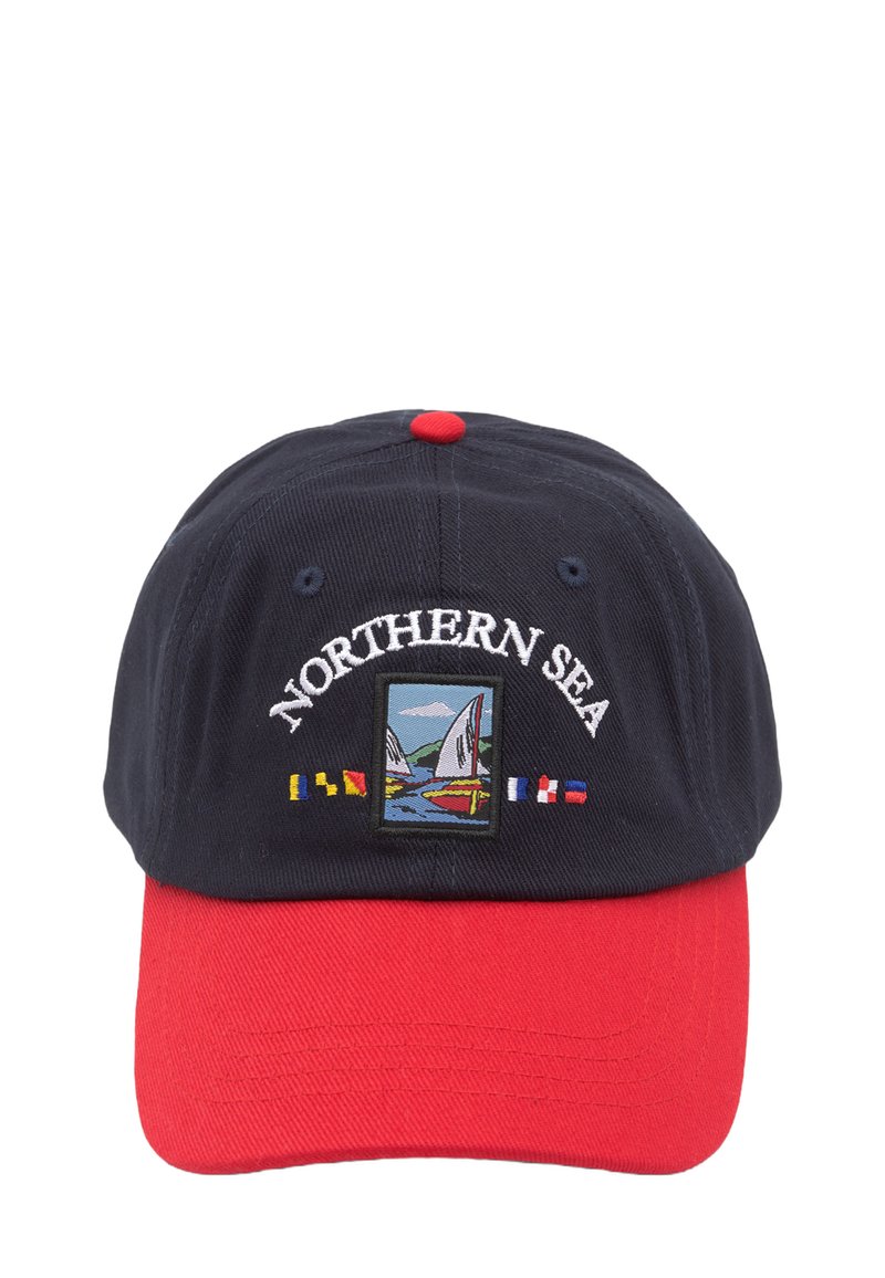 Căciulă de baseball navy cu boră roșie. Prezintă broderia "NORTHERN SEA" și un patch colorat cu o scenă de navigație pe panoul din față. Material din bumbac.