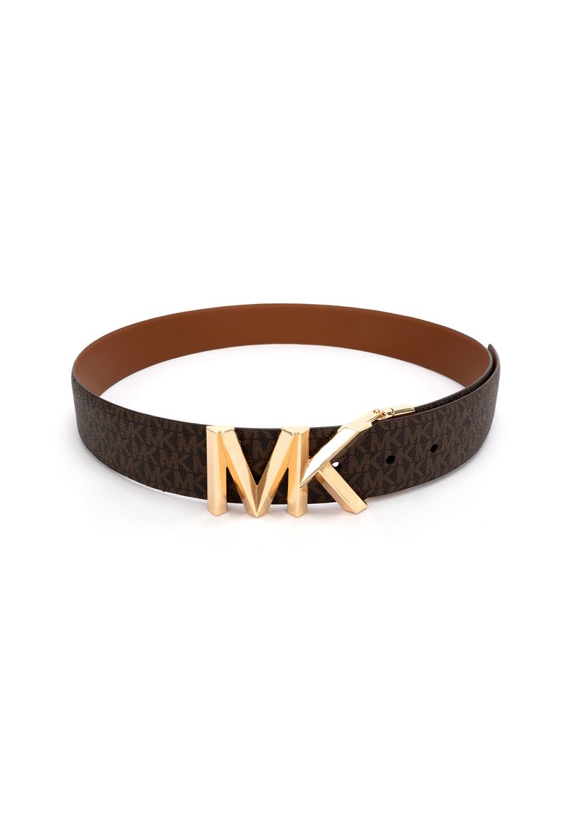 Cintura marrone con monogramma caratterizzata da uno sfondo in pelle liscia e una grande fibbia in metallo dorato con logo "MK". La texture è elegante e presenta un motivo.