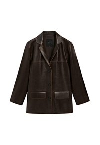 Braunes Lederblazer mit einem Reverskragen, zwei Fronttaschen und kontrastierenden Nähten. Verfügt über fünf Knöpfe an der Vorderseite.