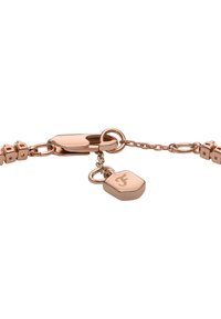 Roze gouden armband met in elkaar grijpende schakels, een sluiting en een kleine hexagon charm met een logo. Glad, glanzend oppervlak.