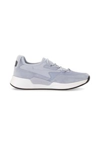 Lichtblauwe sport sneaker met een combinatie van gladde en nubuck texturen, voorzien van een witte tussenzool en een zwarte rubberen loopzool. Veters en logo detail zijn inbegrepen.