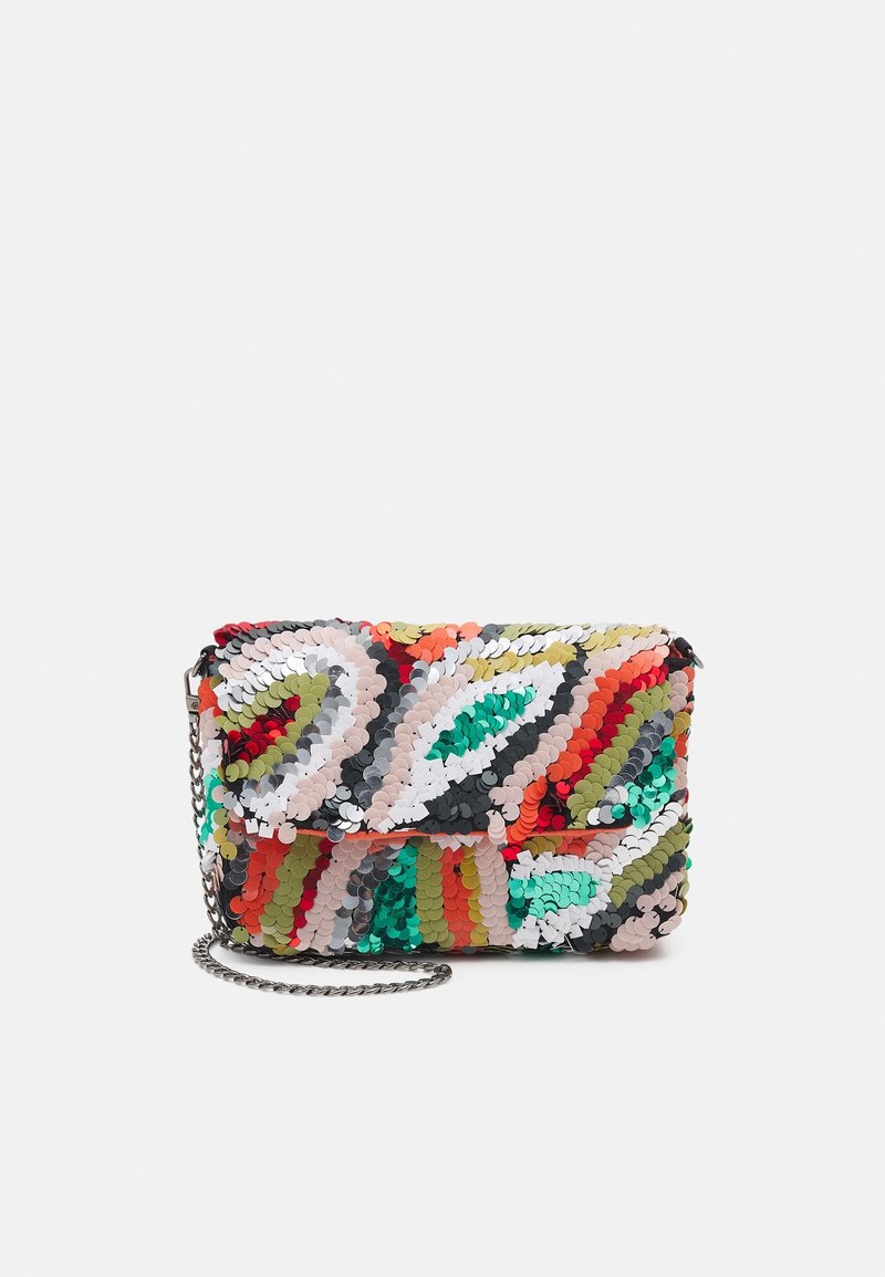 Pochette en sequins avec un motif multicolore, comportant des accents rouges, verts, noirs et beiges. Inclut une bandoulière en chaîne argentée.