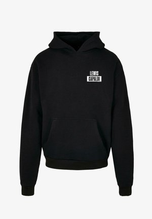 Sort bomuldshoodie med en frontkangaroo-lomme, ribbede manchetter og kant, samt et hvidt trykt brandnavn på den øverste venstre side.