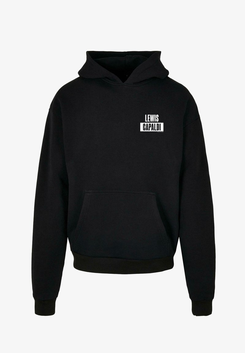 Zwarte katoenen hoodie met een voorste kangoeroezak, ribgebreide manchetten en zoom, en een witte geprinte merknaam op de bovenste linkerzijde.