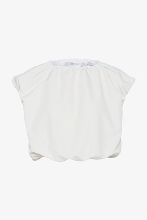 Biała bluzka o miękkiej, gładkiej fakturze, z marszczonym dekoltem i krótkimi, szerokimi rękawami. Posiada luźny, okrągły dół, co zapewnia swobodny krój.