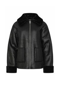 Giubbotto in ecopelle nera con colletto peloso, chiusura con zip e due tasche frontali. Presenta una finitura testurizzata e maniche con polsini.