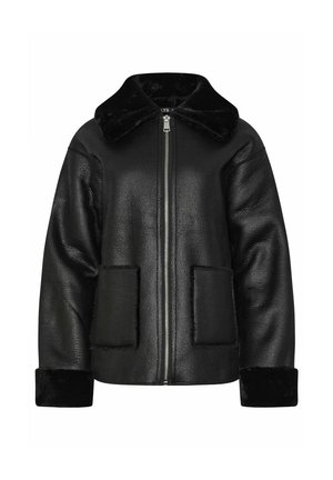 Schwarze Kunstlederjacke mit einem plüschigen Kragen, Reißverschluss und zwei Fronttaschen. Sie hat eine strukturierte Oberfläche und gefütterte �Ärmel.