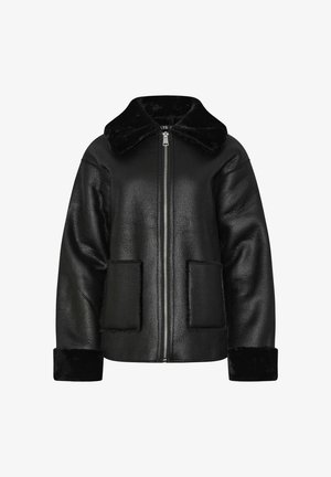 Chaqueta de piel sintética negra con un cuello de felpa, cierre de cremallera y dos bolsillos delanteros. Presenta un acabado texturizado y mangas con puños.