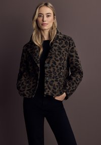 Leopardenmuster Cropped Jacke in Braun und Schwarz, aus weichem Stoff, mit einem großen Kragen und zwei Vordertaschen, Knopfverschluss.