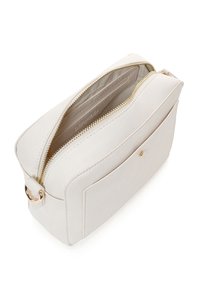 Bolso bandolera de cuero color crema con cremallera dorada, bolsillo frontal con botón de presión y compartimento interior visible con cremallera.