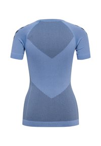 Wykonana z niebieskiej tkaniny sportowej koszulka z krótkim rękawem, z teksturowanym wzorem na plecach i prążkowanymi mankietami. Charakteryzuje się dopasowanym krojem i oddychającym materiałem.
