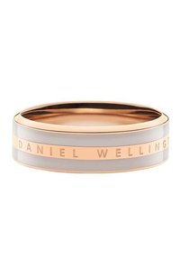 Ruusu-kulta ja hopea rannekoru, jolla on sileä pinta. Koristeena on kaiverrettu "DANIEL WELLINGTON" ja vuorotellen vaakasuoria värijuovia. Pyöreä muoto.