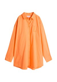 Oransje bomullsskjorte med krage, lange ermer, knappelukking foran og en sydd 'L'-logo på brystlommen. Glatt tekstur.