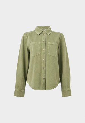 Camicia a maniche lunghe di colore verde oliva chiaro con due tasche sul petto e colletto appuntito, mostrata su sfondo bianco.