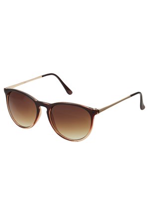 Ochelari de soare cu un degradé maroniu, cu o formă rotundă de tip cat-eye, cu margini ale ramei transparente și brațe subțiri din metal aurit, având o finisare lucioasă.