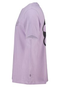 Lila katoenen T-shirt met een zijontwerp met een grote zwarte bloemenafbeelding. Korte mouwen, rechte zoom en een klein label aan de onderkant.