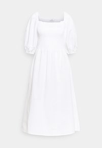 Robe midi blanche avec encolure carrée smockée, manches bouffantes au niveau des coudes et jupe évasée sur fond uni.