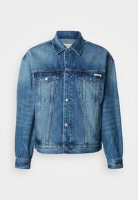 Ανοιχτό μπλε τζιν μπουφάν με μυτερό γιακά, κούμπωμα με κουμπιά στο μπροστινό μέρος, δύο τσέπες στο στήθος και μακριά μανίκια με κουμπιά στις μανσέτες.