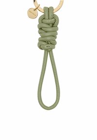 Zielona skórzana breloczek do kluczy z węzłowym wzorem, z złotym metalowym pierścieniem i małym znaczkiem z logo. Gładka tekstura, wydłużona pętla.