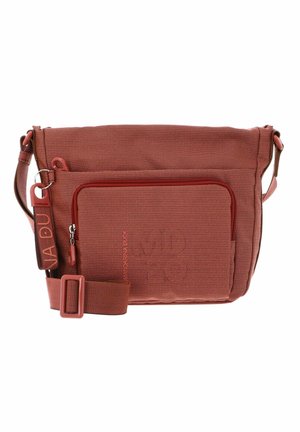 Sac bandoulière rouge texturé avec poche avant zippée, sangle réglable et étiquette de marque attachée sur le côté.