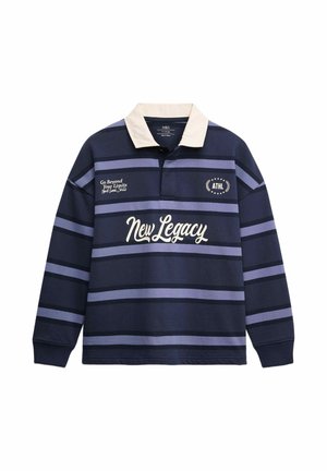 Koszulka rugby z długim rękawem w poziome paski w kolorach granatowym i fioletowym, z białym kołnierzykiem, z napisem „New Legacy”, „ATHL” oraz motywującym tekstem na piersi.