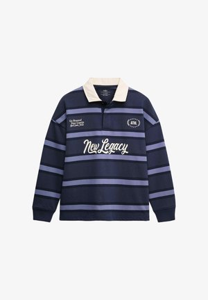 Maglia da rugby a maniche lunghe a righe blu navy e viola con colletto bianco, con le scritte "New Legacy", "ATHL" e un testo motivazionale sul petto.