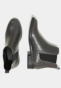 Mustat nahkaiset Chelsea-nilkkurit, joissa on teksturoitu harmaa krokotiilikuosi, joustavat sivupaneelit, sileä pyöreä kärki ja matala lohkokorko.